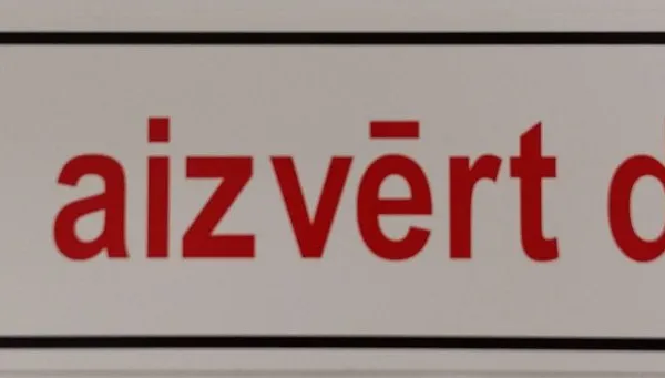 Prece Uzlīme - Lūdzu aizvert durvis 31.5x6.5cm Attēls